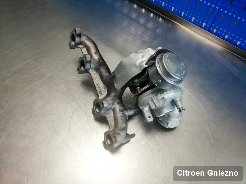 Zregenerowana w firmie w Gnieznie turbosprężarka do osobówki spod znaku Citroen na stole w warsztacie po remoncie przed wysyłką