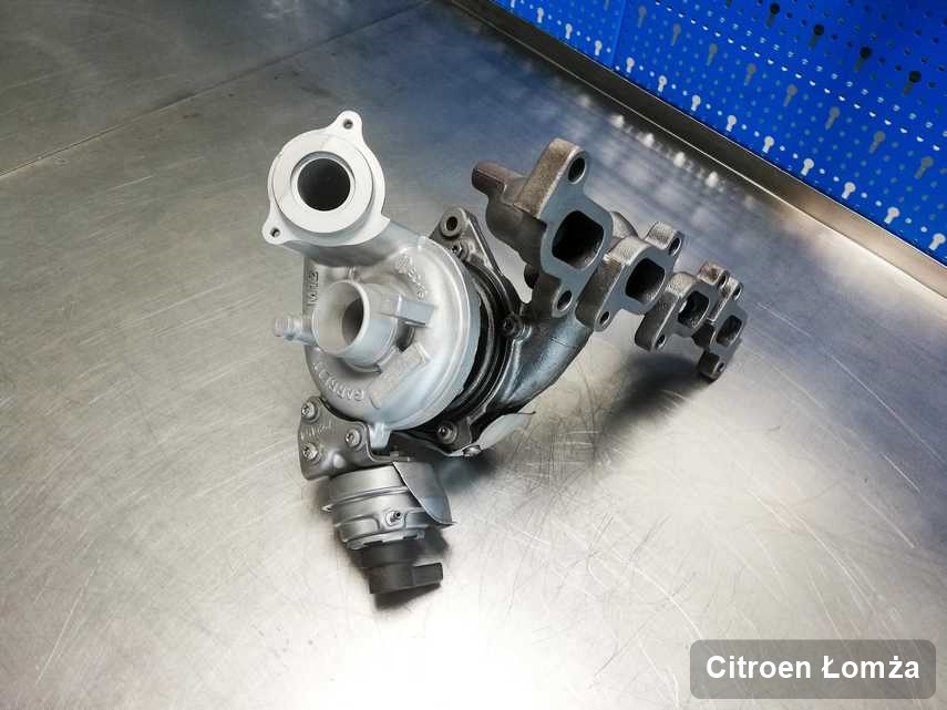 Wyremontowana w pracowni regeneracji w Łomży turbosprężarka do pojazdu firmy Citroen na stole w laboratorium po regeneracji przed nadaniem