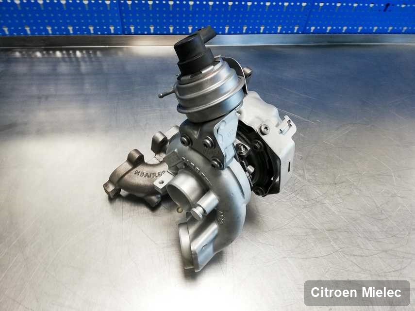 Zregenerowana w pracowni regeneracji w Mielcu turbosprężarka do auta spod znaku Citroen przyszykowana w laboratorium po naprawie przed spakowaniem