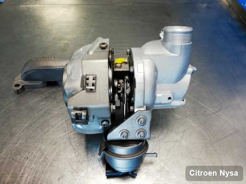 Wyczyszczona w przedsiębiorstwie w Nysie turbosprężarka do samochodu koncernu Citroen na stole w pracowni po remoncie przed spakowaniem