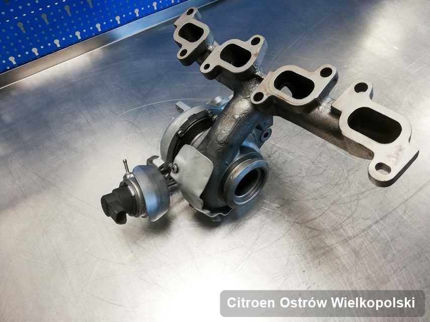 Wyczyszczona w pracowni w Ostrowie Wielkopolskim turbosprężarka do aut  z logo Citroen przygotowana w pracowni zregenerowana przed nadaniem