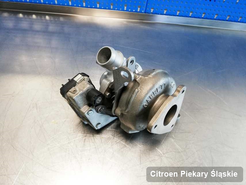 Wyczyszczona w laboratorium w Piekarach Śląskich turbosprężarka do samochodu koncernu Citroen na stole w pracowni wyremontowana przed nadaniem