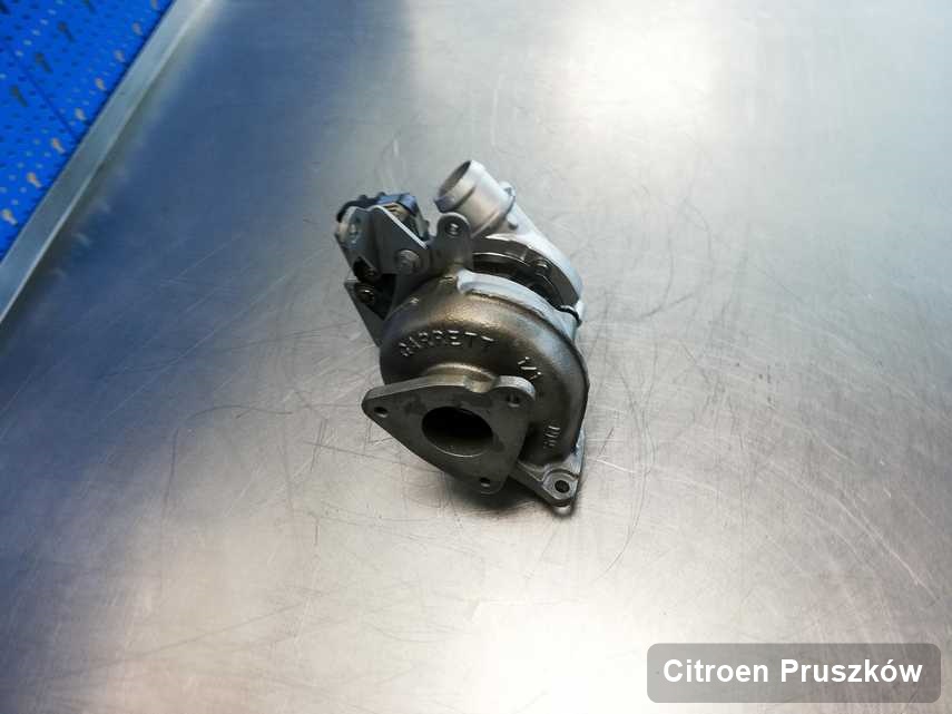 Wyczyszczona w laboratorium w Pruszkowie turbosprężarka do samochodu koncernu Citroen na stole w warsztacie po naprawie przed wysyłką