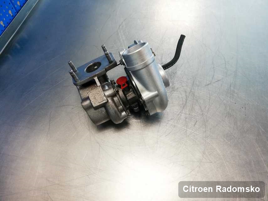 Wyczyszczona w przedsiębiorstwie w Radomsku turbosprężarka do aut  marki Citroen przyszykowana w pracowni po naprawie przed spakowaniem