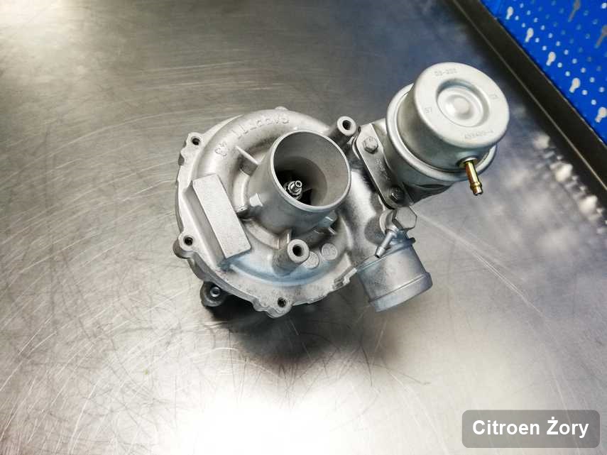 Wyremontowana w pracowni w Żorach turbosprężarka do aut  producenta Citroen przyszykowana w laboratorium po regeneracji przed wysyłką