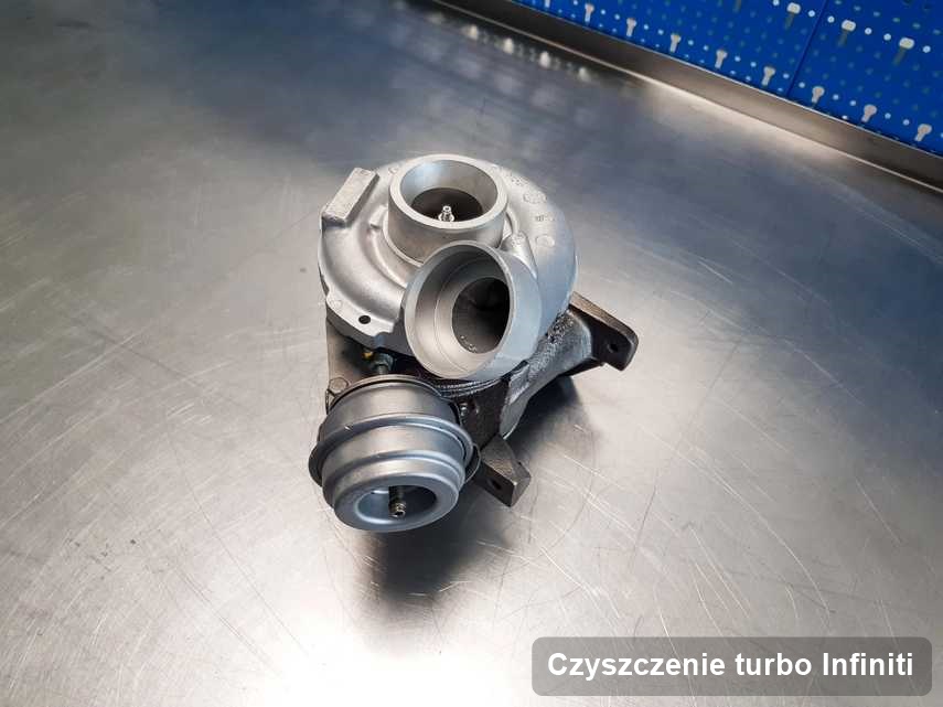 Turbosprężarka do samochodu sygnowane logiem Infiniti wyczyszczona w laboratorium gdzie przeprowadza się  serwis Czyszczenie turbo