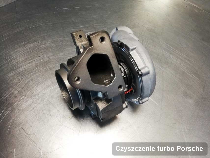 Turbosprężarka do samochodu z logo Porsche wyczyszczona w pracowni gdzie przeprowadza się  serwis Czyszczenie turbo