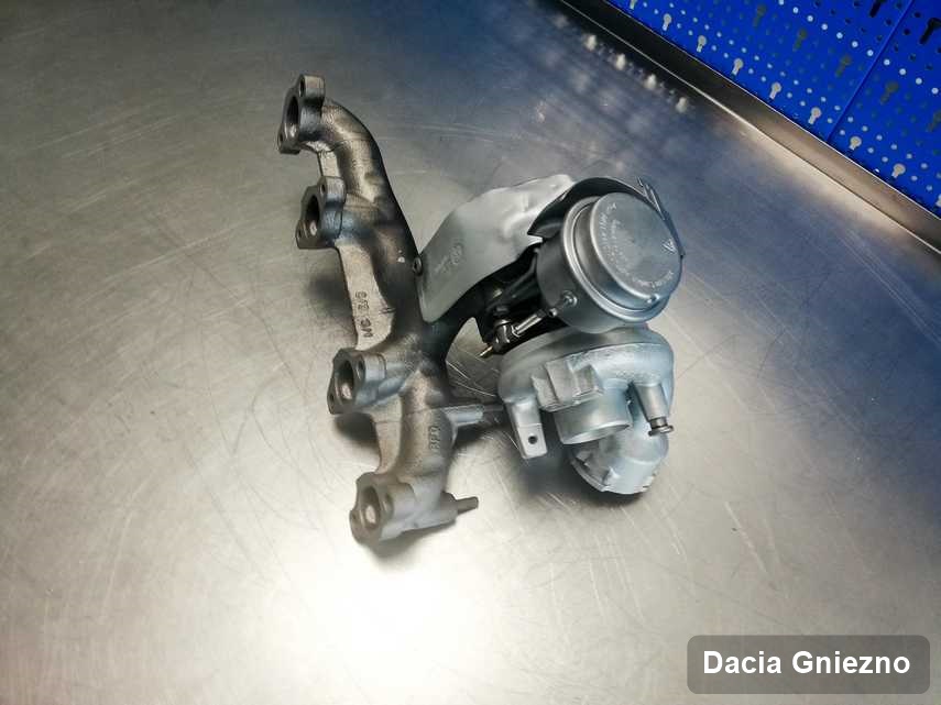 Wyremontowana w firmie w Gnieznie turbina do samochodu z logo Dacia przyszykowana w pracowni po naprawie przed nadaniem