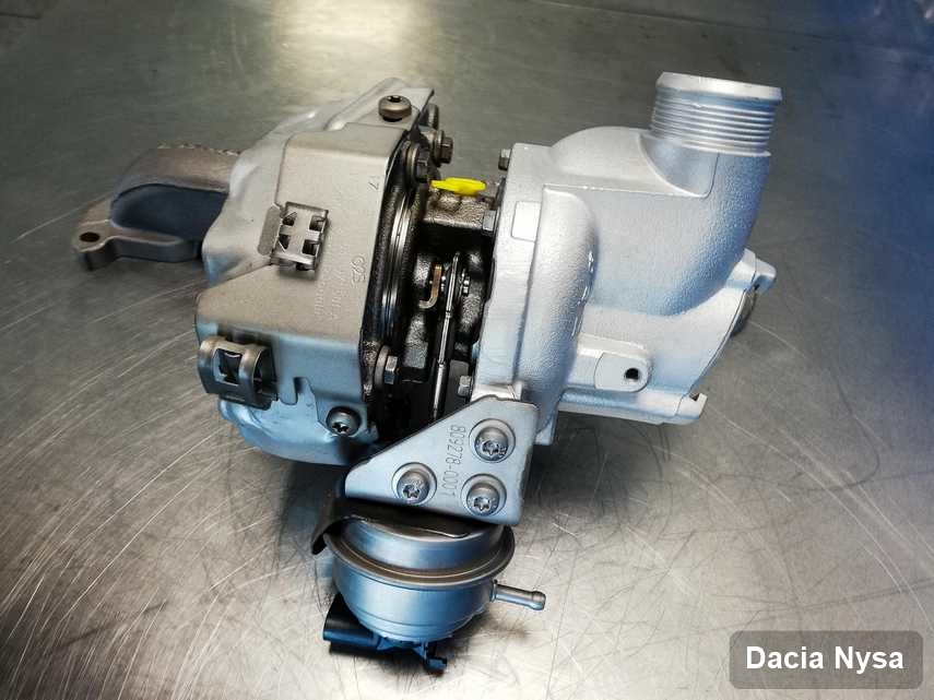 Wyremontowana w przedsiębiorstwie w Nysie turbosprężarka do auta firmy Dacia na stole w warsztacie zregenerowana przed wysyłką