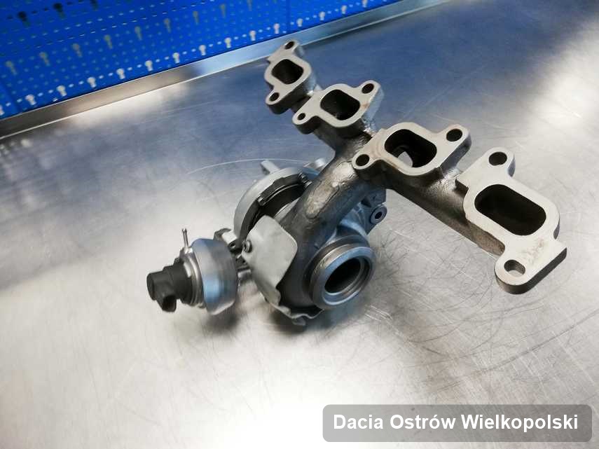Wyczyszczona w laboratorium w Ostrowie Wielkopolskim turbosprężarka do auta marki Dacia na stole w warsztacie po remoncie przed wysyłką