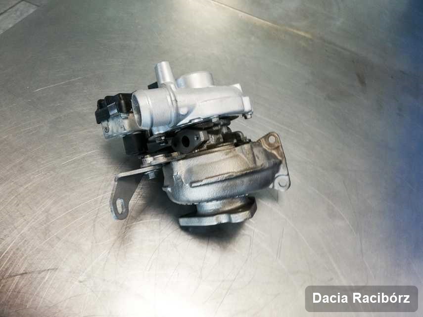 Wyremontowana w przedsiębiorstwie w Raciborzu turbosprężarka do aut  koncernu Dacia na stole w pracowni naprawiona przed nadaniem