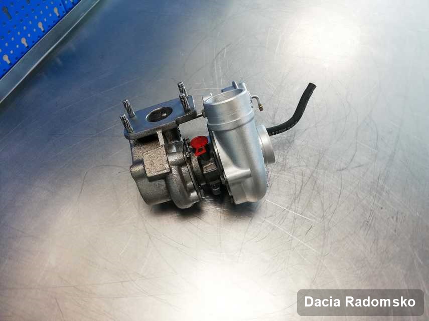 Wyremontowana w pracowni regeneracji w Radomsku turbosprężarka do pojazdu marki Dacia na stole w laboratorium po naprawie przed wysyłką