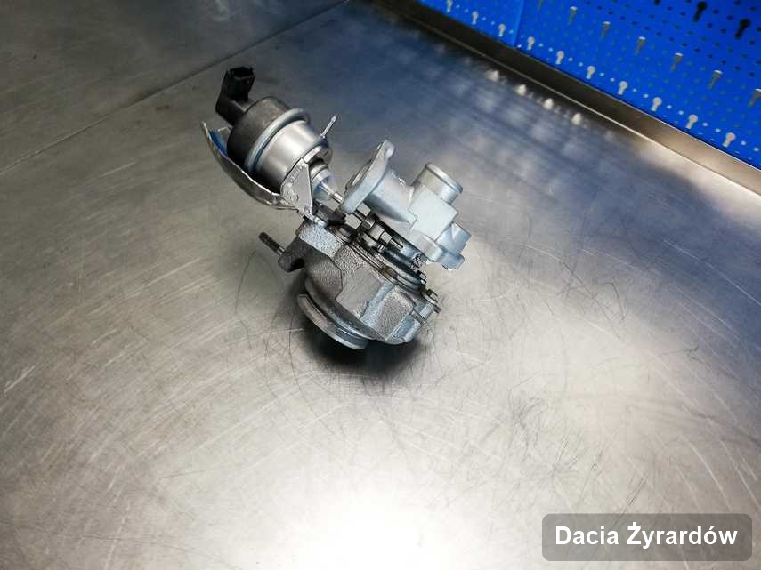 Wyremontowana w firmie w Żyrardowie turbosprężarka do pojazdu spod znaku Dacia na stole w laboratorium naprawiona przed wysyłką