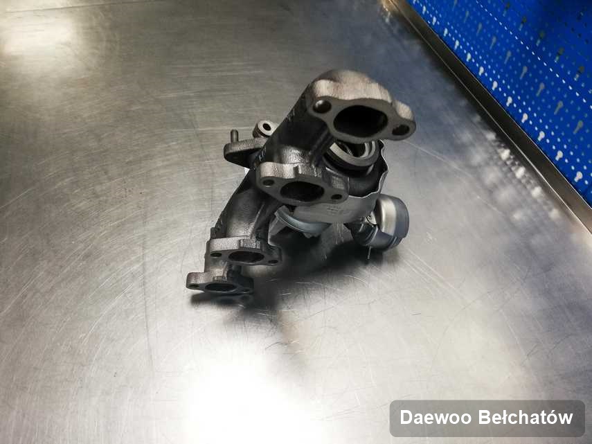 Naprawiona w pracowni regeneracji w Bełchatowie turbina do pojazdu marki Daewoo na stole w laboratorium wyremontowana przed spakowaniem