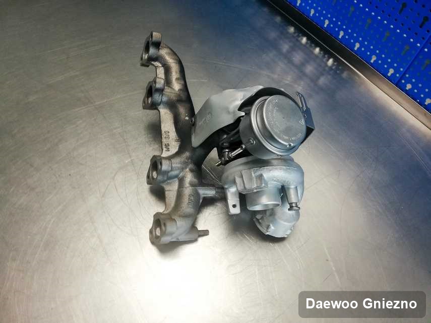 Wyremontowana w firmie zajmującej się regeneracją w Gnieznie turbosprężarka do samochodu firmy Daewoo przygotowana w laboratorium po remoncie przed nadaniem