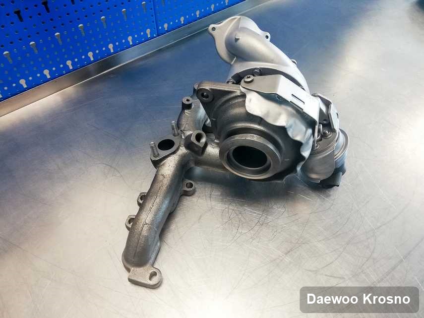 Wyremontowana w laboratorium w Krosnie turbosprężarka do osobówki producenta Daewoo na stole w warsztacie po regeneracji przed wysyłką