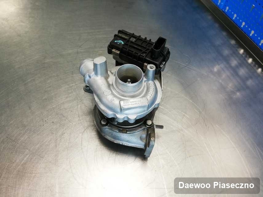 Wyczyszczona w firmie w Piasecznie turbosprężarka do osobówki marki Daewoo na stole w pracowni po naprawie przed nadaniem