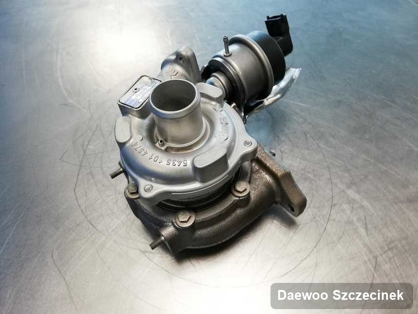 Wyremontowana w pracowni w Szczecinku turbosprężarka do samochodu koncernu Daewoo na stole w pracowni naprawiona przed nadaniem