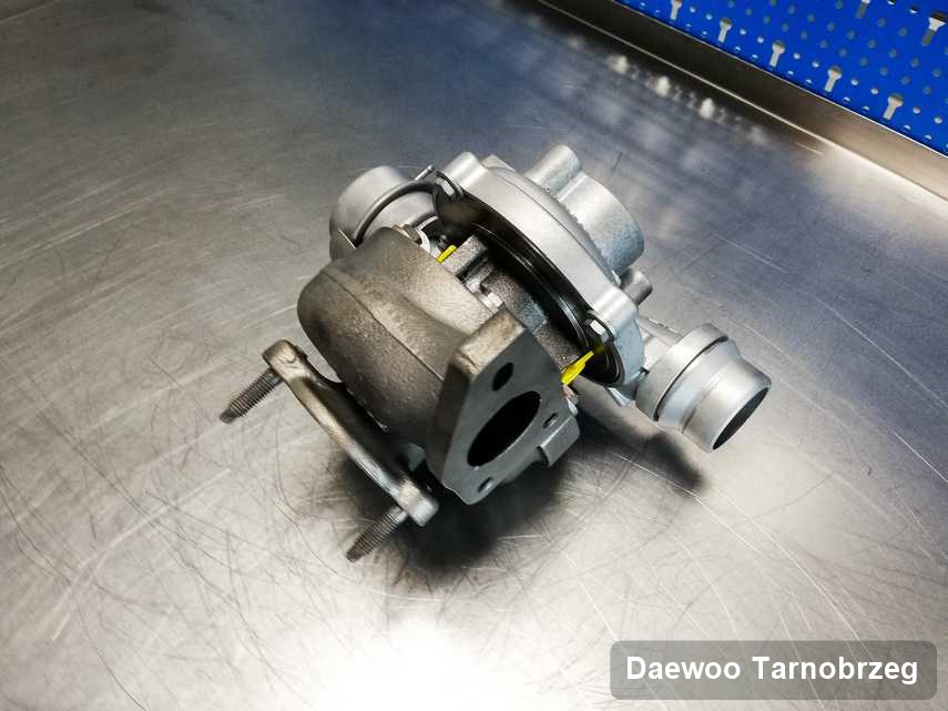 Naprawiona w laboratorium w Tarnobrzegu turbosprężarka do osobówki spod znaku Daewoo na stole w laboratorium naprawiona przed nadaniem