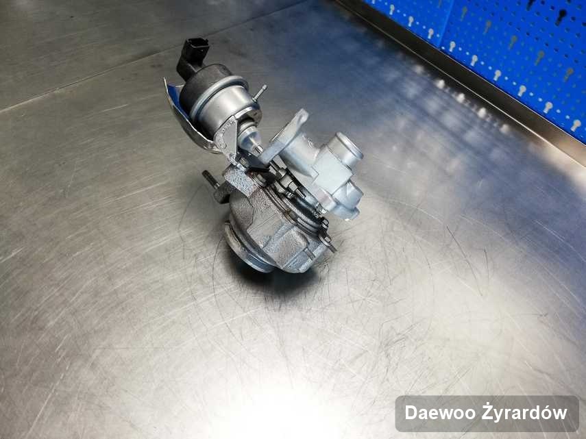 Wyremontowana w przedsiębiorstwie w Żyrardowie turbosprężarka do osobówki producenta Daewoo na stole w pracowni wyremontowana przed nadaniem