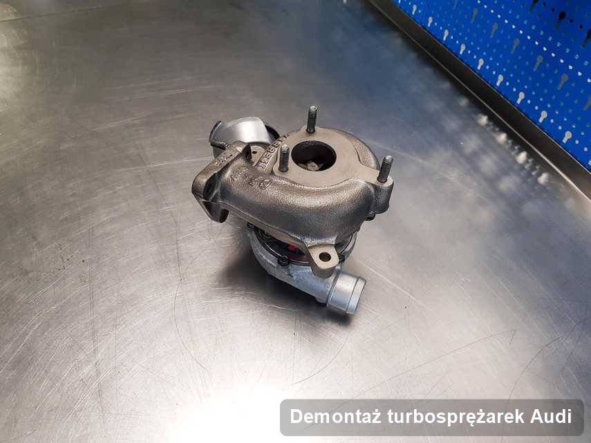 Turbina do auta osobowego sygnowane logiem Audi po remoncie w laboratorium gdzie wykonuje się serwis Demontaż turbosprężarek