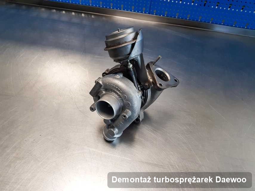 Turbina do samochodu osobowego z logo Daewoo po remoncie w pracowni gdzie realizuje się serwis Demontaż turbosprężarek