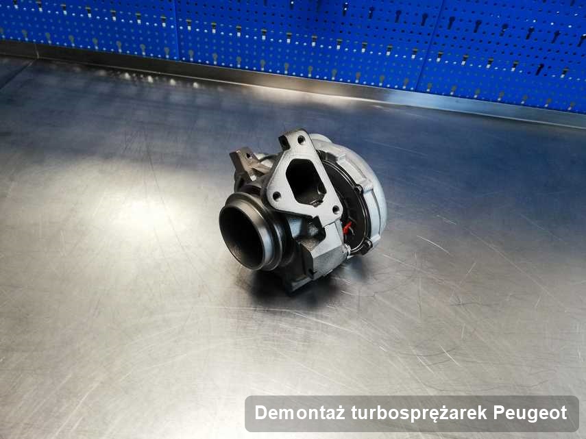 Turbosprężarka do samochodu osobowego producenta Peugeot wyczyszczona w pracowni gdzie przeprowadza się  usługę Demontaż turbosprężarek