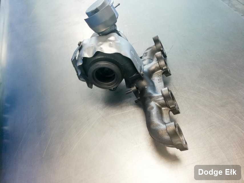 Wyczyszczona w firmie w Ełku turbosprężarka do samochodu producenta Dodge na stole w laboratorium po naprawie przed wysyłką