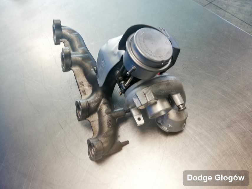 Wyczyszczona w pracowni w Głogowie turbosprężarka do samochodu producenta Dodge na stole w laboratorium po naprawie przed nadaniem