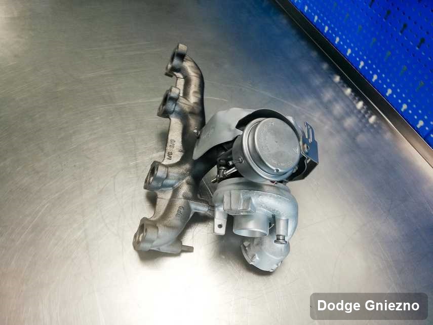 Wyremontowana w pracowni w Gnieznie turbosprężarka do pojazdu marki Dodge przyszykowana w laboratorium naprawiona przed nadaniem
