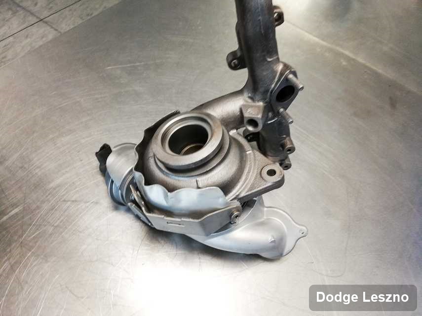 Wyczyszczona w pracowni w Lesznie turbosprężarka do aut  z logo Dodge na stole w laboratorium naprawiona przed spakowaniem