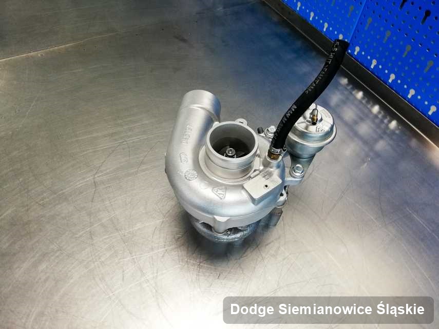 Naprawiona w pracowni w Siemianowicach Śląskich turbosprężarka do samochodu firmy Dodge na stole w laboratorium wyremontowana przed spakowaniem