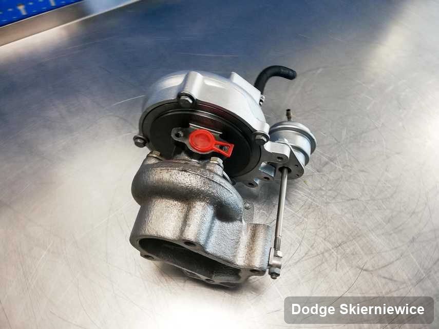 Zregenerowana w laboratorium w Skierniewicach turbosprężarka do auta spod znaku Dodge na stole w warsztacie po regeneracji przed nadaniem