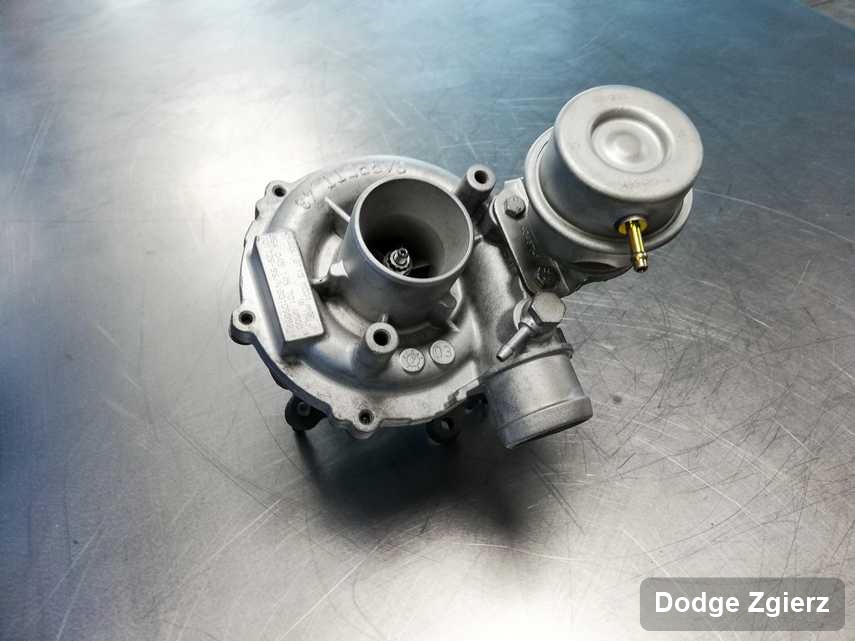 Zregenerowana w przedsiębiorstwie w Zgierzu turbosprężarka do pojazdu spod znaku Dodge na stole w warsztacie po regeneracji przed spakowaniem