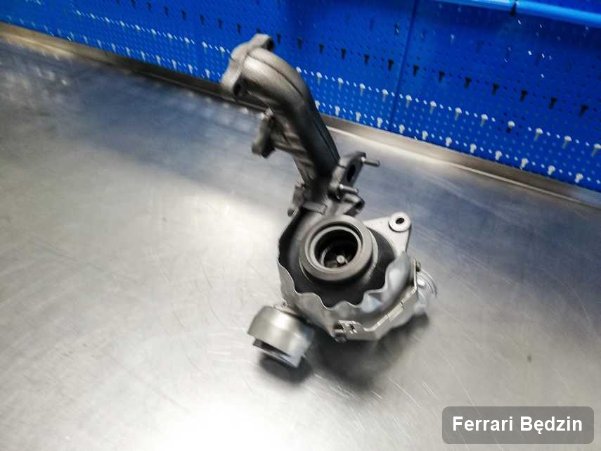 Naprawiona w firmie w Będzinie turbosprężarka do auta marki Ferrari na stole w laboratorium zregenerowana przed wysyłką