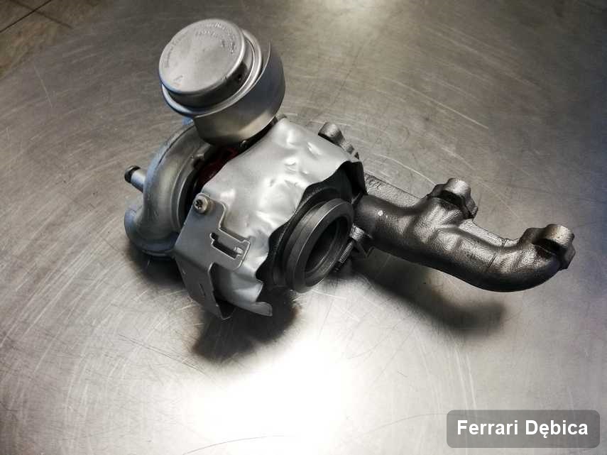 Wyremontowana w firmie zajmującej się regeneracją w Dębicy turbosprężarka do pojazdu koncernu Ferrari na stole w pracowni po remoncie przed spakowaniem
