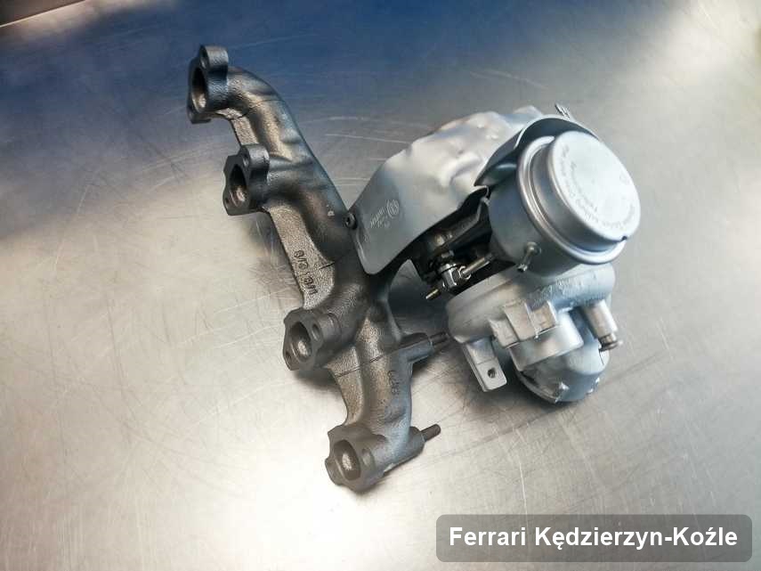Naprawiona w pracowni regeneracji w Kędzierzynie-Koźlu turbosprężarka do samochodu producenta Ferrari na stole w laboratorium zregenerowana przed nadaniem