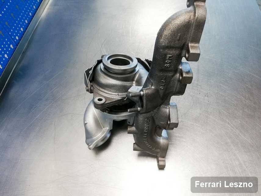Wyremontowana w przedsiębiorstwie w Lesznie turbosprężarka do auta firmy Ferrari przyszykowana w pracowni po naprawie przed wysyłką