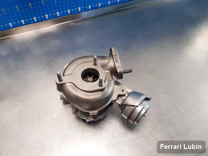Zregenerowana w firmie w Lubinie turbosprężarka do samochodu producenta Ferrari na stole w warsztacie wyremontowana przed nadaniem