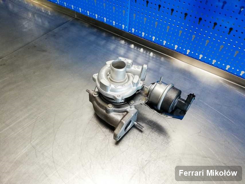 Wyremontowana w laboratorium w Mikołowie turbina do aut  marki Ferrari na stole w laboratorium zregenerowana przed spakowaniem