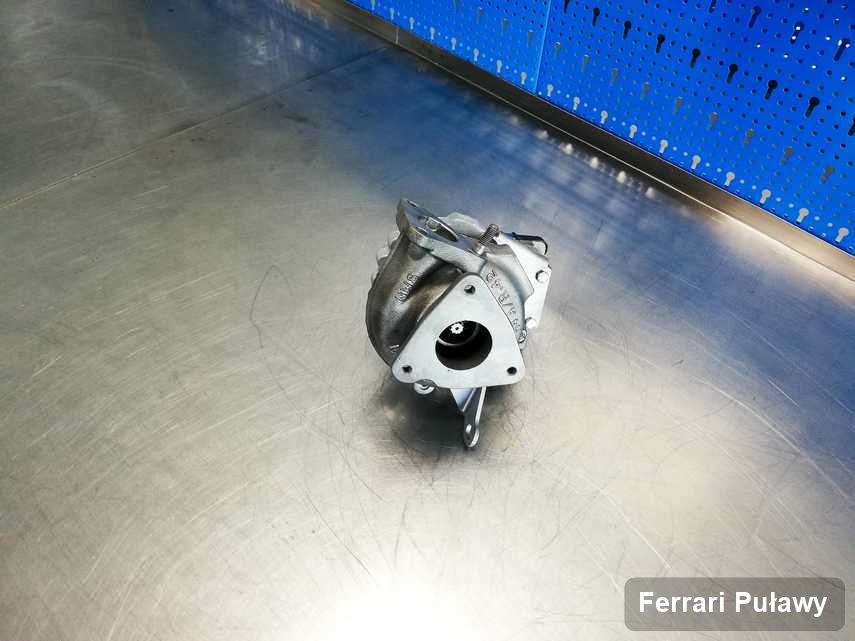 Wyczyszczona w firmie zajmującej się regeneracją w Puławach turbina do auta spod znaku Ferrari na stole w laboratorium po remoncie przed spakowaniem