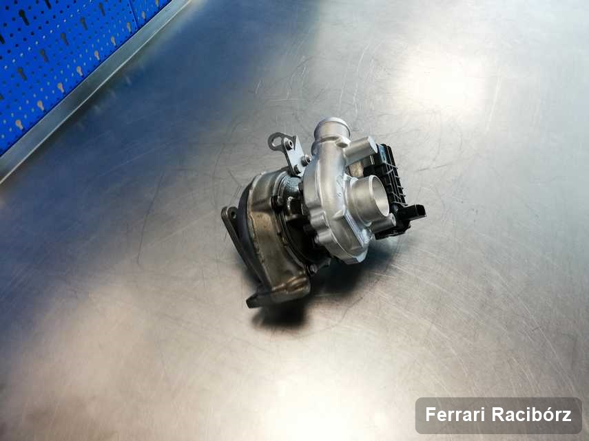 Wyczyszczona w laboratorium w Raciborzu turbina do osobówki koncernu Ferrari na stole w warsztacie po remoncie przed nadaniem