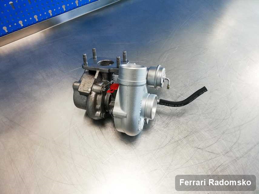 Wyremontowana w firmie zajmującej się regeneracją w Radomsku turbosprężarka do aut  firmy Ferrari na stole w warsztacie naprawiona przed spakowaniem