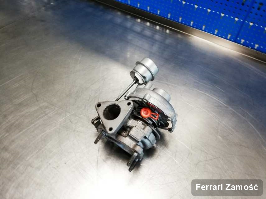 Zregenerowana w laboratorium w Zamościu turbina do aut  spod znaku Ferrari na stole w pracowni wyremontowana przed nadaniem