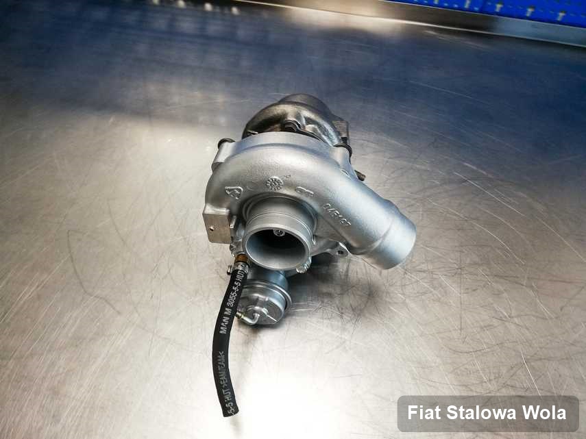Wyczyszczona w pracowni regeneracji w Stalowej Woli turbosprężarka do auta z logo Fiat na stole w laboratorium po remoncie przed wysyłką