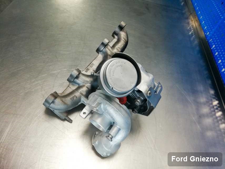 Naprawiona w pracowni w Gnieznie turbosprężarka do auta spod znaku Ford przyszykowana w laboratorium po remoncie przed nadaniem