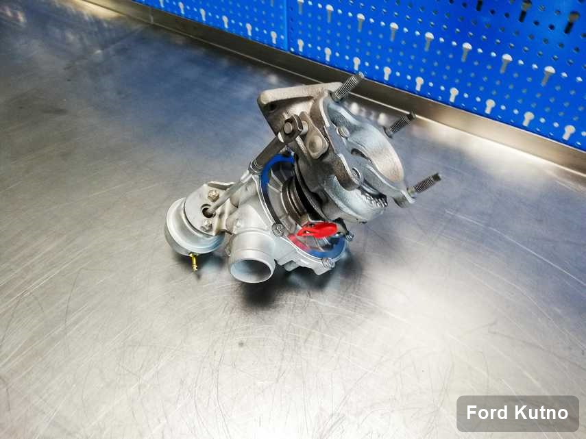 Zregenerowana w pracowni regeneracji w Kutnie turbina do pojazdu koncernu Ford na stole w warsztacie wyremontowana przed nadaniem