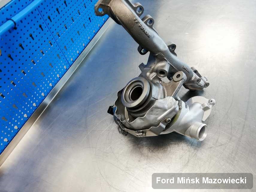 Naprawiona w pracowni regeneracji w Mińsku Mazowieckim turbosprężarka do osobówki producenta Ford przyszykowana w warsztacie po naprawie przed spakowaniem