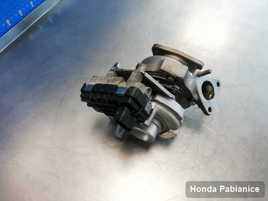 Wyczyszczona w laboratorium w Pabianicach turbosprężarka do auta z logo Honda przyszykowana w pracowni naprawiona przed nadaniem