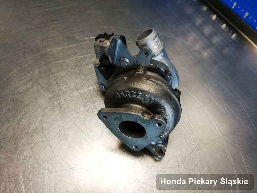 Zregenerowana w firmie w Piekarach Śląskich turbosprężarka do pojazdu koncernu Honda na stole w pracowni po naprawie przed spakowaniem